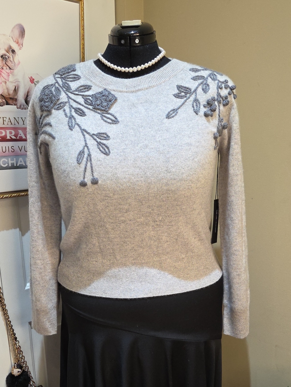 Nwt Large Tahari gray cashmere sweater with white flowers